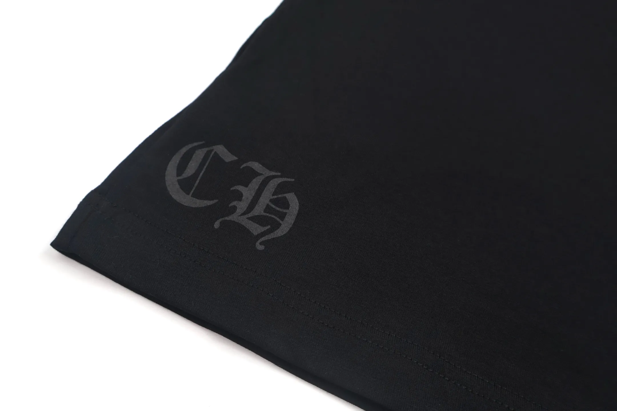 🅿️360 [Exclusive supply] CH Crow Heart Pocket Scroll Long Sleeve T-shirt. The fabric is lightly brushed cotton 180g. The upper body is super skin-friendly and soft. The original main label wash mark, silver thread anti-counterfeiting laser, purchased the original version for development. 1:1 restoration, glue printing is consistent with the original version. They are all black and cyan (green light), not the ordinary black fake version in the market. The collar thread is also dyed in the same vat. Size:S-M-L
